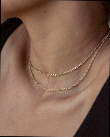 Vitrine de bijoux en pierres naturelles à Fréjus